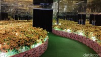Ruang kedua berbeda, terang, penuh bunga matahari dan ada wewangian yang menyeruak ketika masuk ke sana. Ruangan matahari infinity ini terinspirasi dari karya Van Gogh yaitu Sunflower pada tahun 1889. (bonauli/detikcom)
