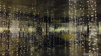 Selesai dari Immersive Room, ada satu ruang pameran lagi. Ruangan itu berisi lampu LED dengan latar lukisan Starry Night. Rasanya seperti berada di antara bintang-bintang. (bonauli/detikcom)