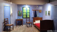 Ruang pertama adalah kamar yang terinspirasi dari salah satu lukisan populer Van Gogh. Ini adalah kamar tidurnya di Rumah Kuningdi Arles. (bonauli/detikcom)