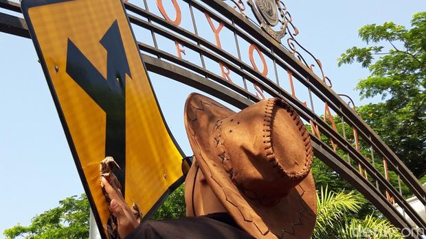 Petugas Dinas Perhubungan Boyolali bersama komunitas otomotif membersihkan vandalisme di rambu-rambu lalu lintas.
