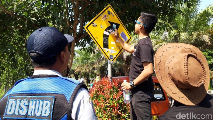 Petugas Dinas Perhubungan Boyolali bersama komunitas otomotif membersihkan vandalisme di rambu-rambu lalu lintas.