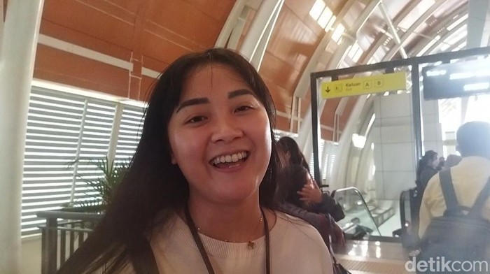 Vira pengguna LRT Jabodebek.(Kurniawan Fadil/detikcom)