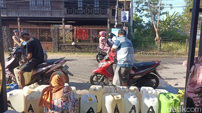 Warga di Kecamatan Tamalanrea, Makassar, bolak-balik bawa jeriken beli air.