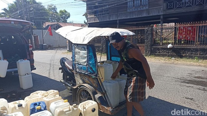 Warga di Kecamatan Tamalanrea, Makassar, bolak-balik bawa jeriken beli air.