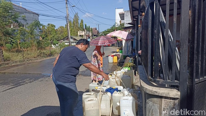 Warga di Kecamatan Tamalanrea, Makassar kesulitan suplai air bersih.