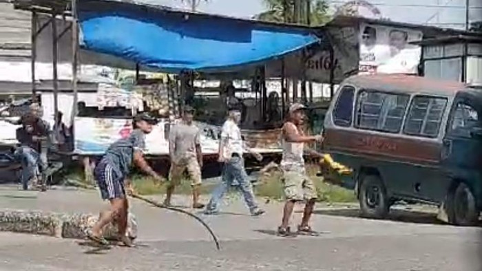 Warga diduga anggota OKP bentrok di Belawan. (Foto: Istimewa)
