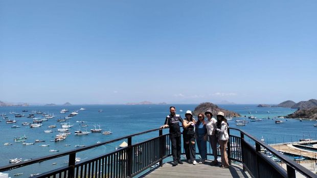 Wisatawan Berfoto di Puncak Waringin Sejumlah wisatawan berfoto di Puncak Waringin, Labuan Bajo, NTT, pada Selasa (29/8/2023).