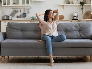 Jangan Tempel Sofa ke Dinding, Ini Alasannya