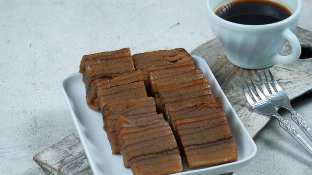 kue lapis engkak ketan- is one of the original Indonesian layer cakes from Lampung and is also popular in Palembang