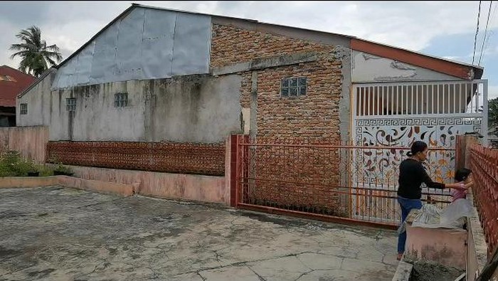 Akses rumah nenek 84 ditutup pensiun polisi di Medan (istimewa)