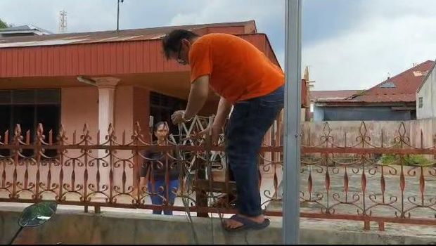Akses rumah nenek 84 ditutup pensiun polisi di Medan (istimewa)
