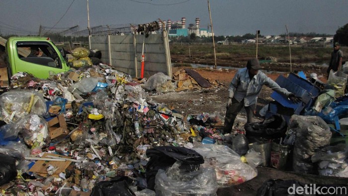 Polusi udara melanda sejumlah wilayah di Indonesia termasuk Kabupaten Bekasi. Selain asap kendaraan, dan pabrik, pembakaran sampah memperparah polusi udara.