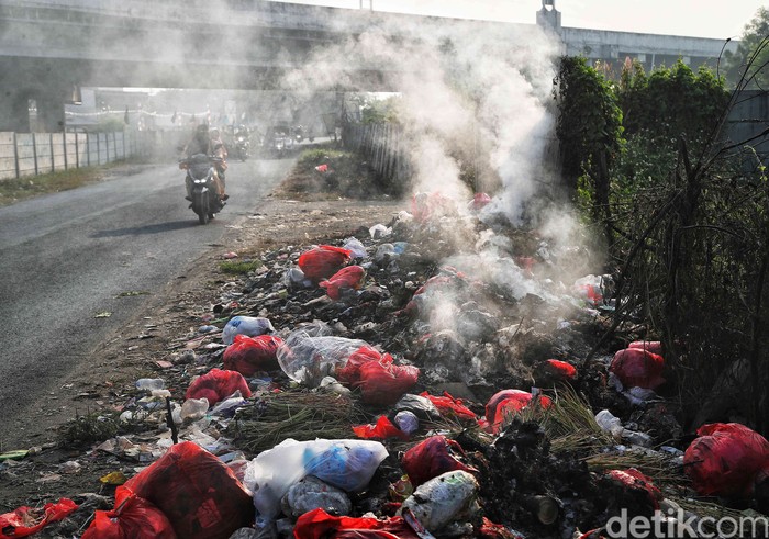 Polusi udara melanda sejumlah wilayah di Indonesia termasuk Kabupaten Bekasi. Selain asap kendaraan, dan pabrik, pembakaran sampah memperparah polusi udara.