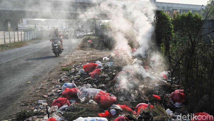 Polusi udara melanda sejumlah wilayah di Indonesia termasuk Kabupaten Bekasi. Selain asap kendaraan, dan pabrik, pembakaran sampah memperparah polusi udara.