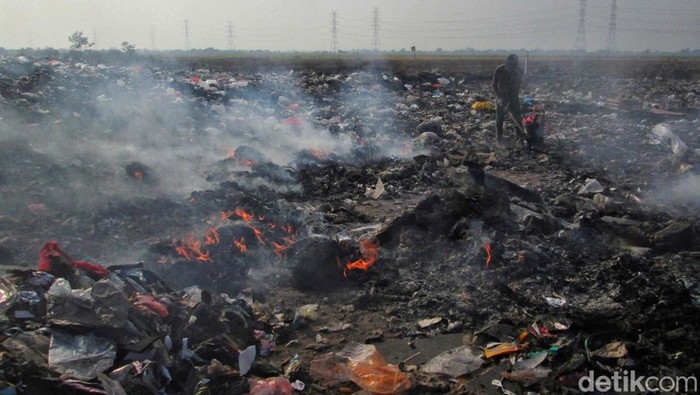 Polusi udara melanda sejumlah wilayah di Indonesia termasuk Kabupaten Bekasi. Selain asap kendaraan, dan pabrik, pembakaran sampah memperparah polusi udara.