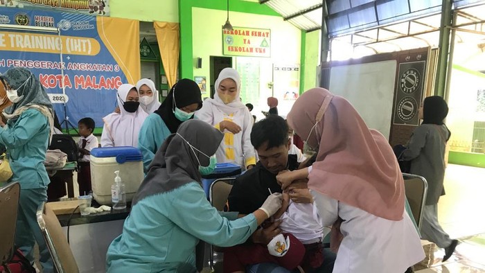 Anak-anak di wilayah Kedungkandang menerima imunisasi difteri usai kejadian anak meninggal dunia terkena difteri