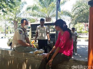 Sabarnya Satpol PP Boyolali Sejam Lebih Bujuk Pulang Wanita Depresi di Jalan