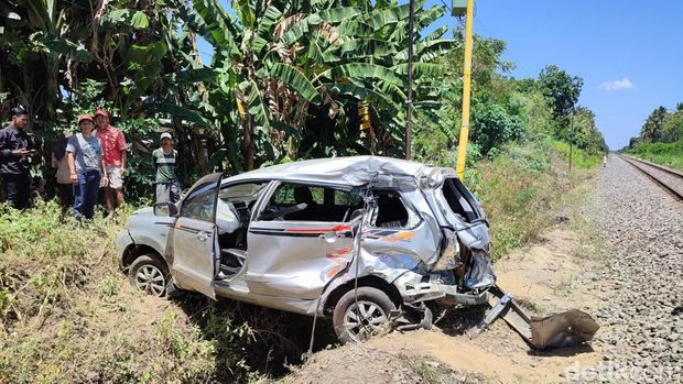 Avanza tertabrak KA di pelintasan tak berpalang pintu di Kelurahan Klatak, Kalipuro, Banyuwangi.