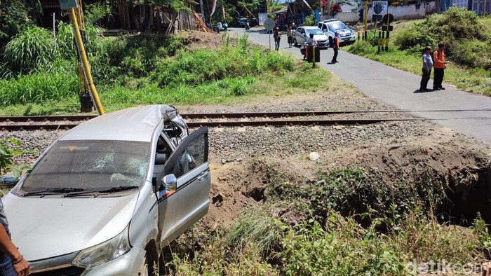 Avanza tertabrak KA di pelintasan tak berpalang pintu di Kelurahan Klatak, Kalipuro, Banyuwangi.