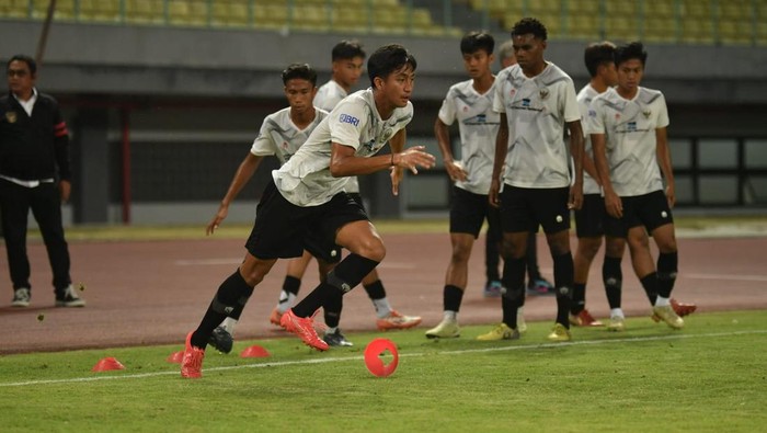 Bek PSM Makassar Sulthan Zaky berlatih bersama Timnas Indonesia U-17 dalam persiapan melawan Korea Selatan.
