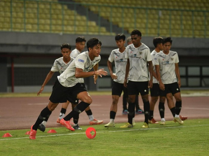 Bek PSM Makassar Sulthan Zaky berlatih bersama Timnas Indonesia U-17 dalam persiapan melawan Korea Selatan.