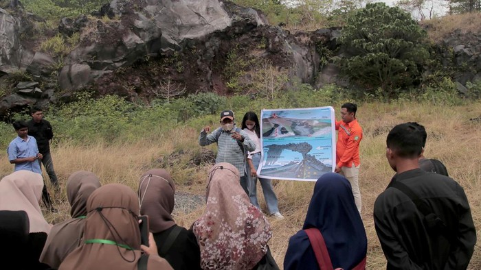 Ketua Ikatan Ahli Geologi Indonesia Maluku Utara Abdul Kadir Arif (kedua kiri) bersama Kepala Pos Pengamatan Gunung Api Gamalama Dedi Nurani (kanan) menjelaskan tentang sejarah letusan Gunung Gamalama pada kegiatan Studi Geologi di Kelurahan Tubo, Kota Ternate, Maluku Utara, Selasa (29/8/2023). Kegiatan yang diikuti sejumlah Mahasiswa Laboratorium Geologi Muhammadiyah Maluku Utara itu bertujuan memberikan edukasi sejarah letusan gunung Gamalama pada tahun 1538 sekaligus memperkenalkan kawasan wisata Tubo yaitu salah satu kampung tertua di Ternate dalam upaya mendukung daerah itu menjadi wisata geopark nasional ANTARA FOTO/Andri Saputra/nym.