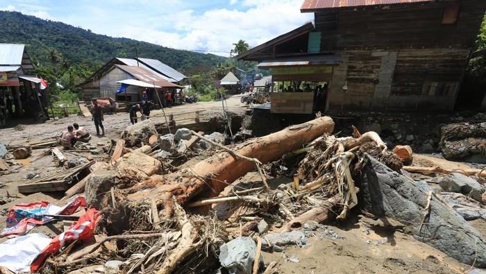 Warga membersihkan lokasi dari material lumpur akibat banjir bandang di Desa Blang Meurandeh, Beutong Ateuh Benggalang, Nagan Raya, Aceh, Selasa (29/8/2023). Banjir bandang yang terjadi pada Senin (28/9) tersebut mengakibatkan 12 rumah warga rusak dan satu jembatan gantung putus serta puluhan warga terpaksa mengungsi.
ANTARA FOTO/Syifa Yulinnas/tom.