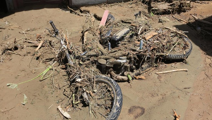 Warga membersihkan lokasi dari material lumpur akibat banjir bandang di Desa Blang Meurandeh, Beutong Ateuh Benggalang, Nagan Raya, Aceh, Selasa (29/8/2023). Banjir bandang yang terjadi pada Senin (28/9) tersebut mengakibatkan 12 rumah warga rusak dan satu jembatan gantung putus serta puluhan warga terpaksa mengungsi.
ANTARA FOTO/Syifa Yulinnas/tom.