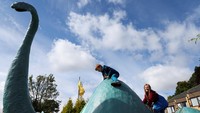 Penampakannya terlihat dalam gambar sosok binatang misterius dengan sirip di sebuah ukiran batu.  