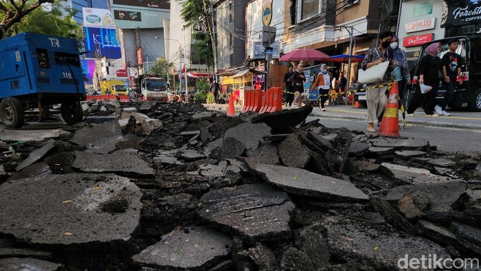 Bikin Pejalan Kaki Nyaman, Trotoar Jalan Blora Dilebarkan Trotoar di Jalan Blora Jakarta tengah dilebarkan. Hal ini guna membuat akses pejalan kaki maupun pesepeda makin lebar dan nyaman.