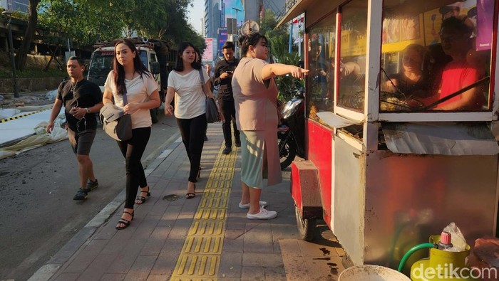 Bikin Pejalan Kaki Nyaman, Trotoar Jalan Blora Dilebarkan Trotoar di Jalan Blora Jakarta tengah dilebarkan. Hal ini guna membuat akses pejalan kaki maupun pesepeda makin lebar dan nyaman.