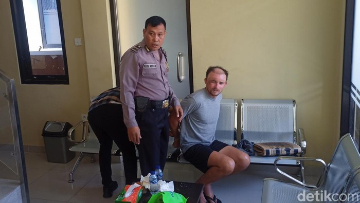 Bule Inggris yang diduga mengamuk karena depresi diamankan di Mapolres Karangasem, Bali.
