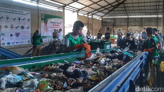 Bupati Bandung Dadang Supriatna saat mengunjungi PUSPA (Pusat Edukasi Pengelolaan dan Pemanfaatan Sampah), Kelurahan Jelekong, Kecamatan Baleendah, Rabu (30/8/2023). (Foto: Yuga Hassani/ detikJabar)