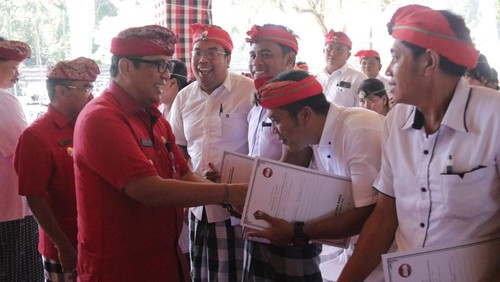 Bupati Tabanan I Komang Gede Sanjaya menyerahkan SK kepada perwakilan 478 PPPK guru di Taman Pujaan Bangsa Margarana, Kecamatan Marga, Rabu (30/8/2023). (Foto: istimewa)