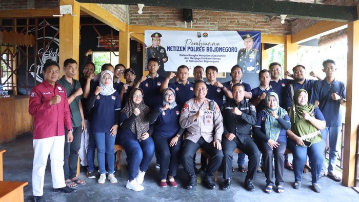 Cangkrukan bersama netizen, untuk sukseskan Pemilihan Umum (Pemilu) Tahun 2024 dan Harkamtibmas digelar siang ini bersama polisi di Bojonegoro.