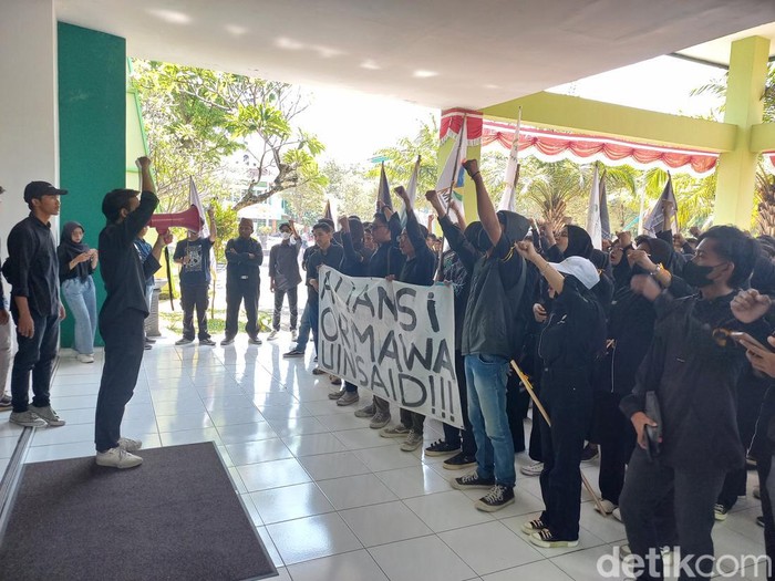 Demo Aliansi Ormawa di depan Rektorat UIN Raden Mas Said (RMS) Solo, Rabu (30/8/2023).