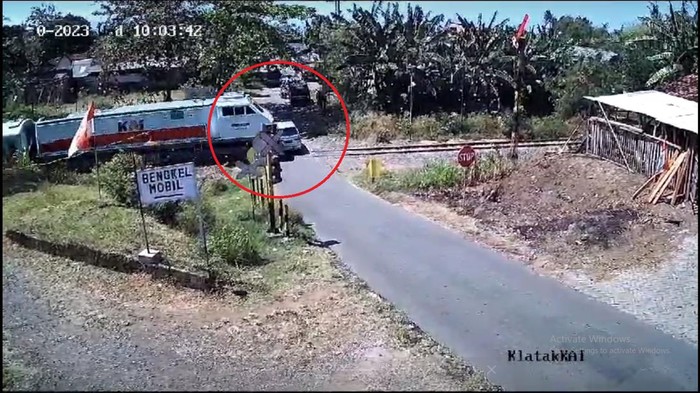 detik-detik Avanza silver tertabrak KA di Banyuwangi.