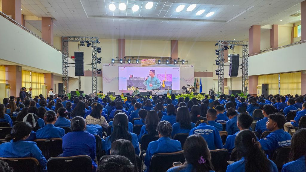 Director & Chief Business Officer IOH Muhammad Danny Buldansyah (kiri) dan Kepala Dinas Perpustakaan dan Kearsipan NTT Drs. Kanisius H.M. MAU, M.Si (kanan) saat meninjau Festival Literasi Digital 2023: Saatnya Nusra Makin Digital yang diikuti oleh pelaku UMKM, mahasiswa dan Masyarakat Kupang hari ini Rabu (30/08) yang berlokasi di Politeknik Negeri Kupang dan Universitas Nusa Cendana.