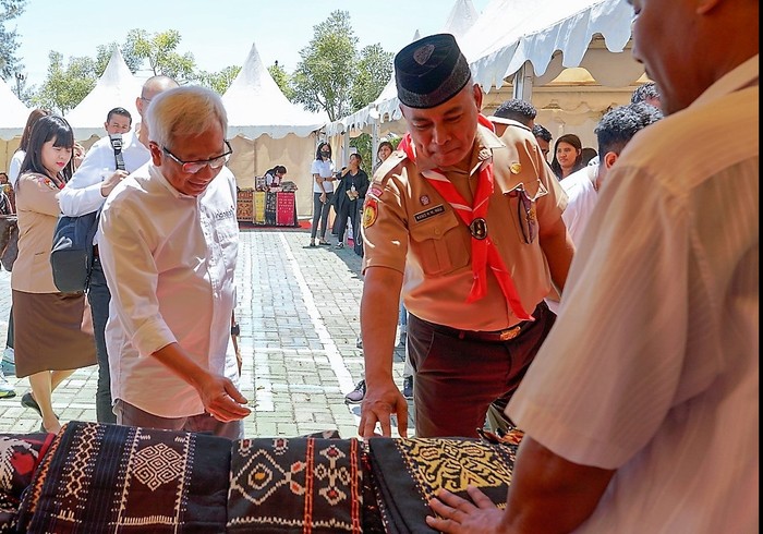 Director & Chief Business Officer IOH Muhammad Danny Buldansyah (kiri) dan Kepala Dinas Perpustakaan dan Kearsipan NTT Drs. Kanisius H.M. MAU, M.Si (kanan) saat meninjau Festival Literasi Digital 2023: Saatnya Nusra Makin Digital yang diikuti oleh pelaku UMKM, mahasiswa dan Masyarakat Kupang hari ini Rabu (30/08) yang berlokasi di Politeknik Negeri Kupang dan Universitas Nusa Cendana.