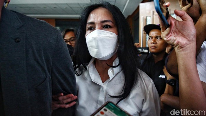 Nama Ernie Meike Torondek masuk dalam dakwaan terhadap Rafael Alun Trisambodo. Istri Rafael Alun itu tak berkomentar saat ditanya dakwaan tersebut.