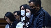 Istri Rafael Alun Trisambodo, Ernie Meike Torondek menghadiri sidang dakwaan suaminya di Pengadilan Tindak Pidana Korupsi pada PN Jakarta Pusat, Rabu (30/8/2023).  