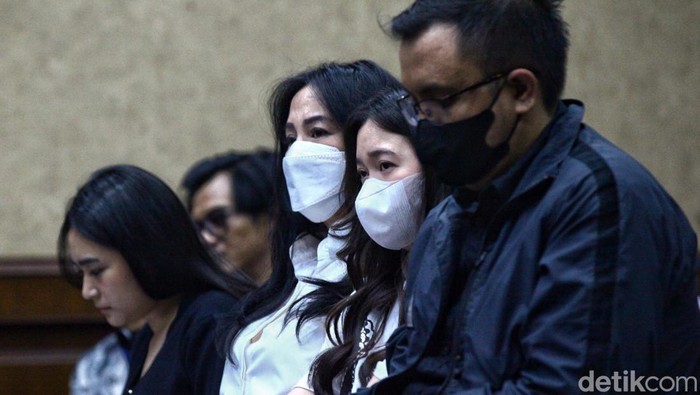 Disebut Dalam Surat Dakwaan, Istri Rafael Alun Bungkam Nama Ernie Meike Torondek masuk dalam dakwaan terhadap Rafael Alun Trisambodo. Istri Rafael Alun itu tak berkomentar saat ditanya dakwaan tersebut.