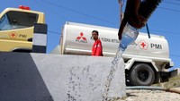 Palang Merah Indonesia (PMI) mendistribusikan air bersih di Desa Buata, Kabupaten Bone Bolango, Gorontalo, Rabu (30/8/2023). 