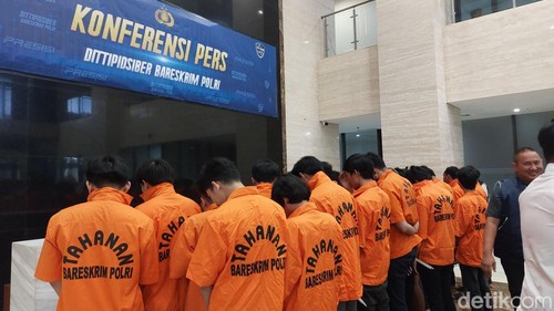 Dittipidsiber Bareskrim Porli menggerebek markas judi online di wilayah Denpasar, Bali. Sebanyak 31 tersangka ditangkap dalam penggerebekan itu. (Rumondang N/detikcom)