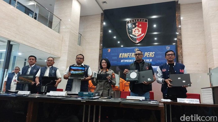 Dittipidsiber Bareskrim Porli menggerebek markas judi online di wilayah Denpasar, Bali. Sebanyak 31 tersangka ditangkap dalam penggerebekan itu. (Rumondang N/detikcom)