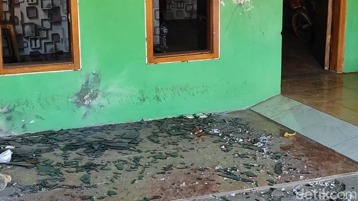 Dua rumah panitia pilkades di Pasuruan dilempar bondet