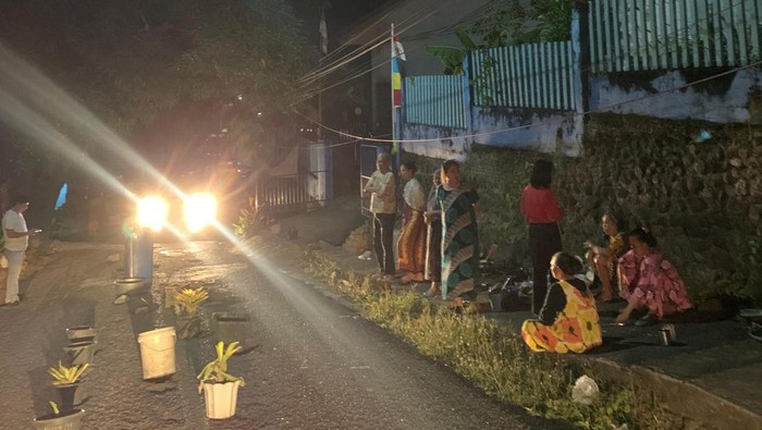 Emak-emak di Parepare pasang pot bunga di jalan.
