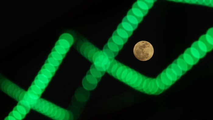 Fenomena Super Blue Moon Fenomena Super Blue Moon terlihat di langit Makassar, Sulawesi Selatan, Rabu (30/8/2023). Badan Riset dan Inovasi Nasional (BRIN) mengungkapkan fenomena bulan purnama tersebut terlihat lebih besar dan terang sekitar tujuh persen dibanding bulan purnama biasanya karena bersamaan dengan perigee dan merupakan bulan purnama kedua selama Agustus 2023 sehingga disebut Blue Moon. ANTARA FOTO/Arnas Padda/foc.