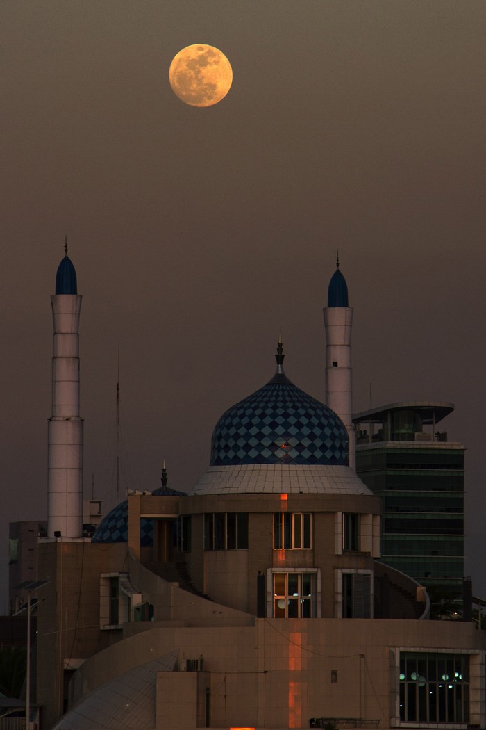 Fenomena Super Blue Moon terlihat di langit Makassar, Sulawesi Selatan, Rabu (30/8/2023). Badan Riset dan Inovasi Nasional (BRIN) mengungkapkan fenomena bulan purnama tersebut terlihat lebih besar dan terang sekitar tujuh persen dibanding bulan purnama biasanya karena bersamaan dengan perigee dan merupakan bulan purnama kedua selama Agustus 2023 sehingga disebut Blue Moon. ANTARA FOTO/Arnas Padda/foc.