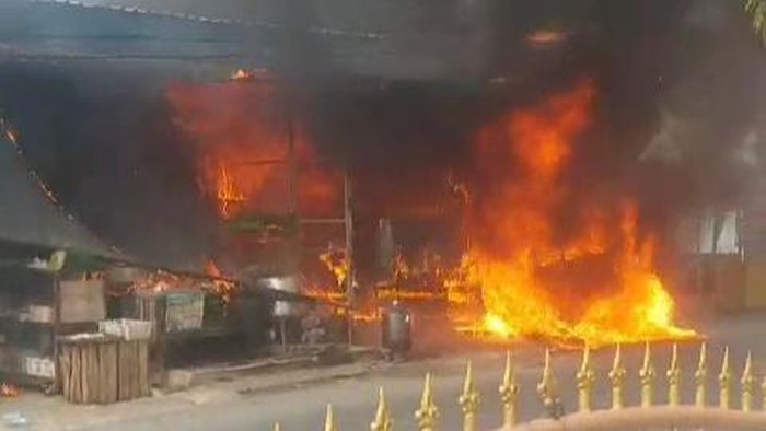 Foto: Bengkel terbakar di Medan Marelan (Istimewa)
